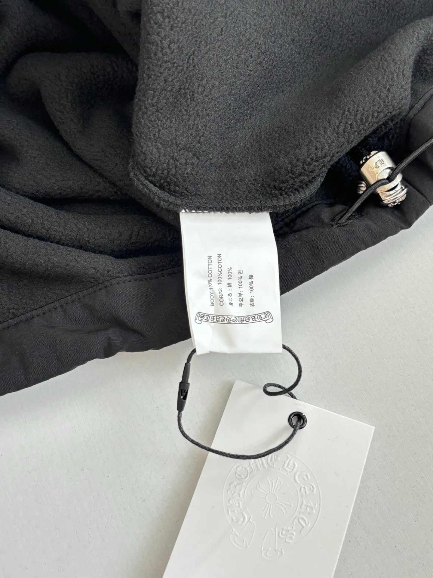 P410 Chrome Hear*/Chrome Heart 25 new autumn and winter embroidered double-sided brushed polar fleece hooded sweatshirt is rare in Chrome Heart's material selection. It uses terry and brushed fabrics to make it softer and warmer. Classic horseshoe embroidery on the chest. Made of imported lambskin. The crusaders flower four-button buckle on the collar and the melon beads at the hem are all genuine antique silver. Size: S/M/L